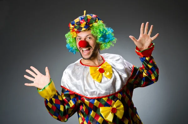 Payaso divertido en traje colorido — Foto de Stock