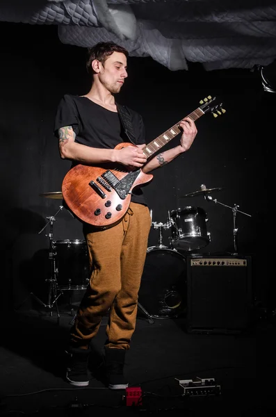 Hombre con guitarra durante el concierto — Foto de Stock