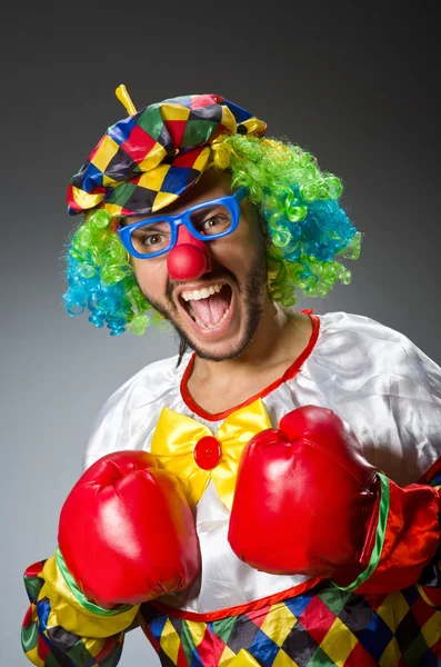 Смешной клоун в боксёрских перчатках — стоковое фото