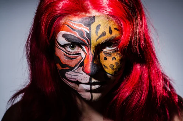 Kobieta z tygrysią twarzą w koncepcji halloween — Zdjęcie stockowe