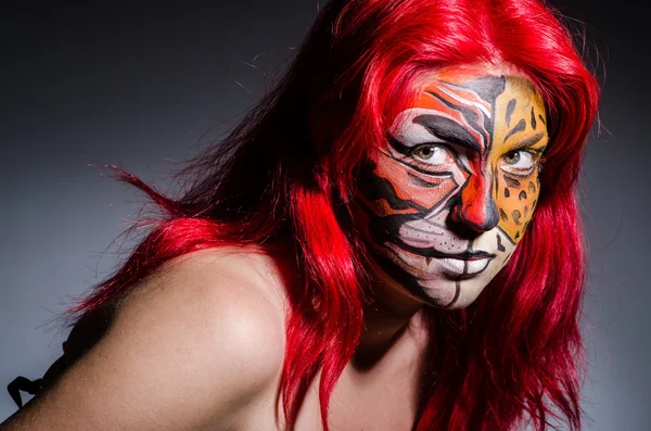 ハロウィンのコンセプトで虎の顔を持つ女性 — ストック写真