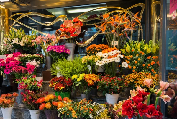 Renkli çiçekleri olan sokak çiçekçisi. — Stok fotoğraf