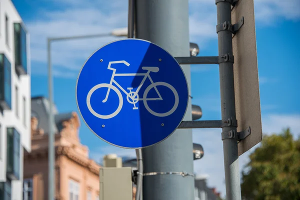 Cykelskylt på gatustolpen — Stockfoto