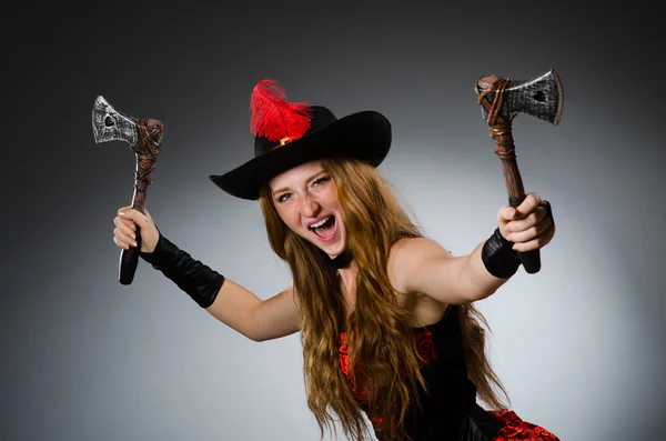 鋭い武器を持つ女性海賊 — ストック写真