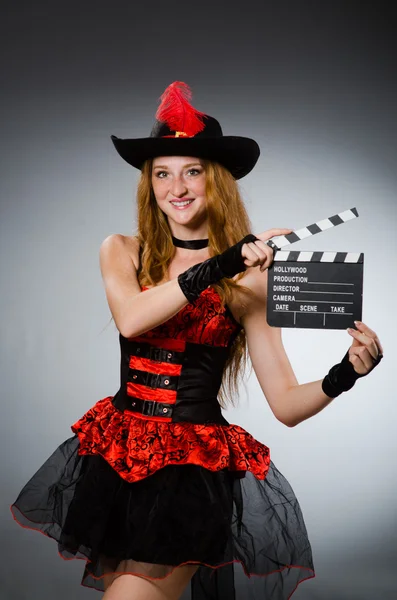 Vrouw in piratenkostuum met filmbord — Stockfoto