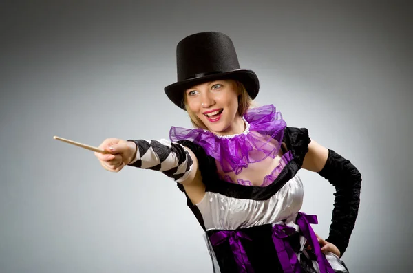 Femme magicienne faisant ses tours avec baguette — Photo