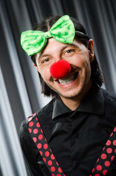 Drôle clown dans humour concept contre rideau — Photo