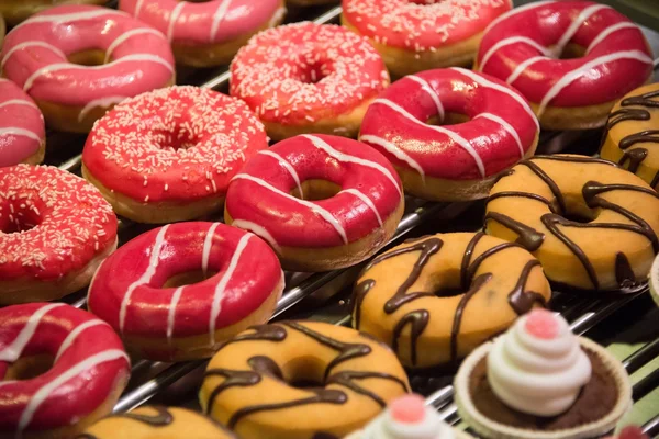 Zoete donuts op het display — Stockfoto