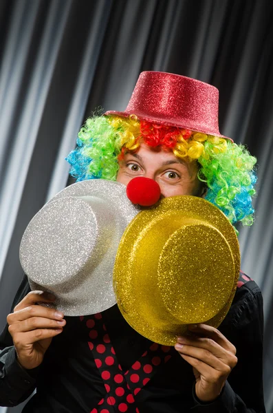 Drôle clown dans humour concept contre rideau — Photo