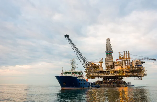 Oil rig platform in the calm sea — Stock Photo, Image