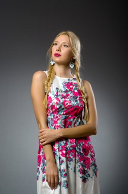 Moda dünyasında genç bir kadın