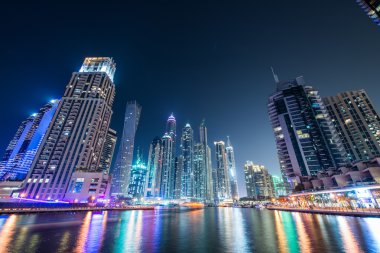 Gece saatlerinde Dubai marina gökdelenleri