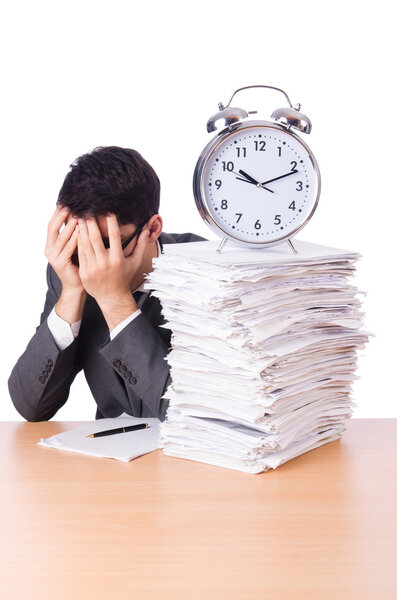 Занятой человек с стопкой бумаг, изолированных на белом