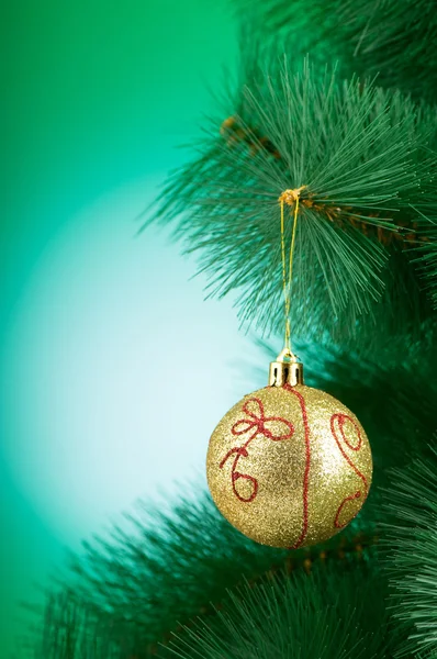 Kerstversiering op de dennenboom — Stockfoto