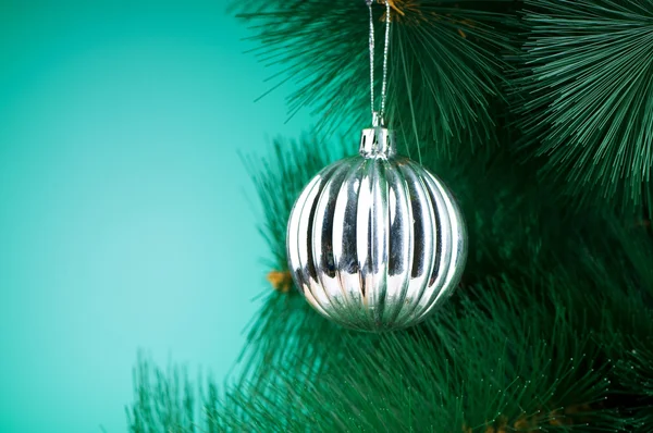 Weihnachtsschmuck am Tannenbaum — Stockfoto