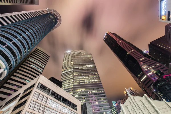 Skysrapers in Singapore during night hours — Stock Photo, Image