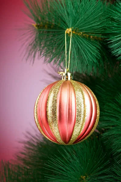 Weihnachtsschmuck am Tannenbaum — Stockfoto