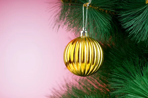 Weihnachtsschmuck am Tannenbaum — Stockfoto