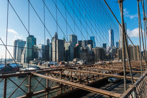 Vista de la parte baja del puente de Brooklyn — Foto de Stock