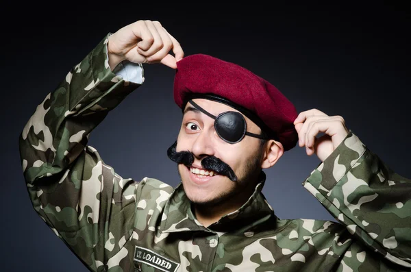 Grappige soldaat in militair concept — Stockfoto