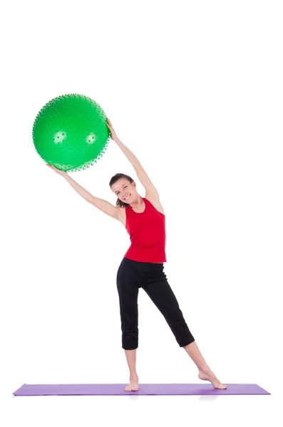 İsviçre topuyla egzersiz yapan genç bir kadın. — Stok fotoğraf