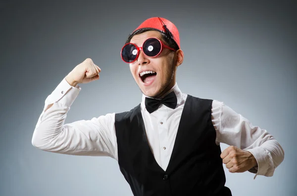 Homem usando chapéu turco tradicional fez — Fotografia de Stock