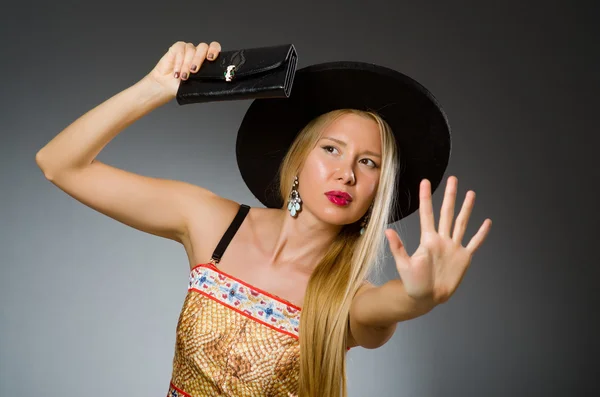 Mujer con bolso en concepto de moda —  Fotos de Stock