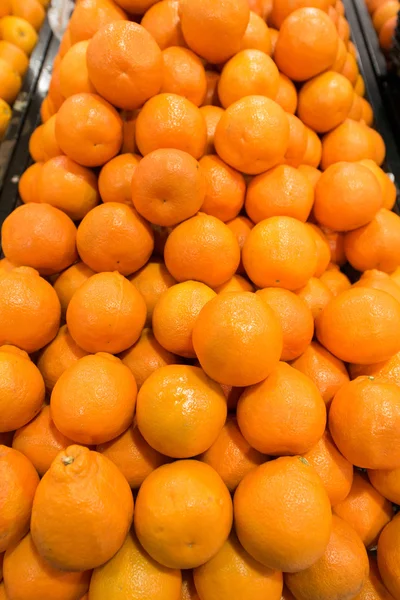 Citrus fruit on the supermarket stall — Stock Photo, Image