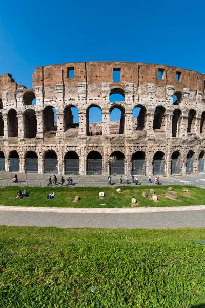 Słynne Koloseum w pogodny letni dzień — Zdjęcie stockowe