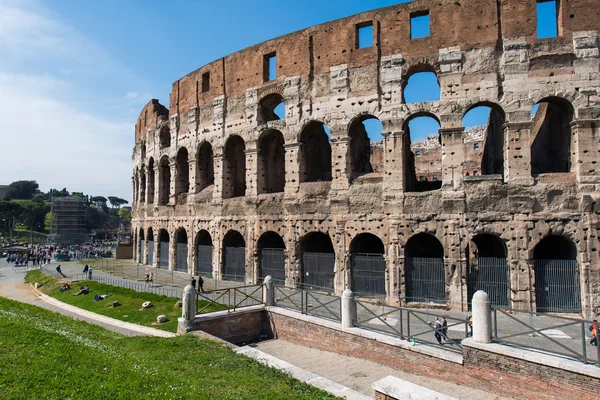 Coliseo famoso en brillante día de verano —  Fotos de Stock