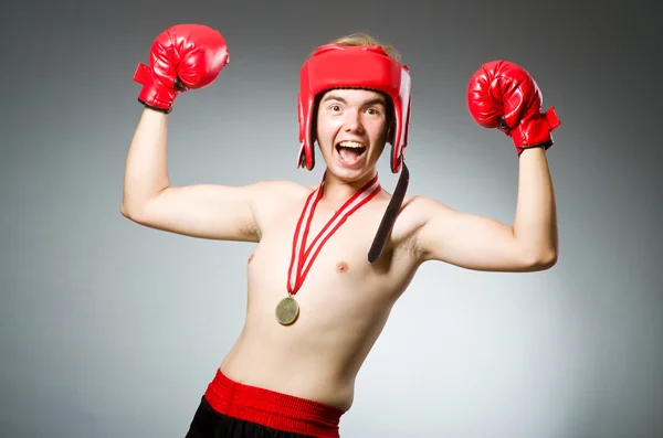 Boxeador divertido con medalla de oro ganadora —  Fotos de Stock