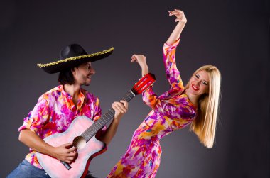İspanyol çift gitar çalıyor ve dans ediyor.