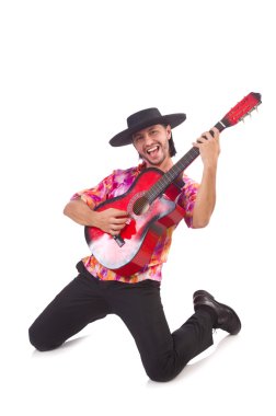 Gitarlı bir sombrero giyen adam.