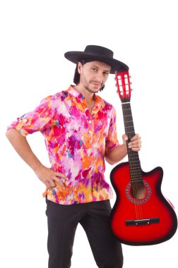 Gitarlı bir sombrero giyen adam.