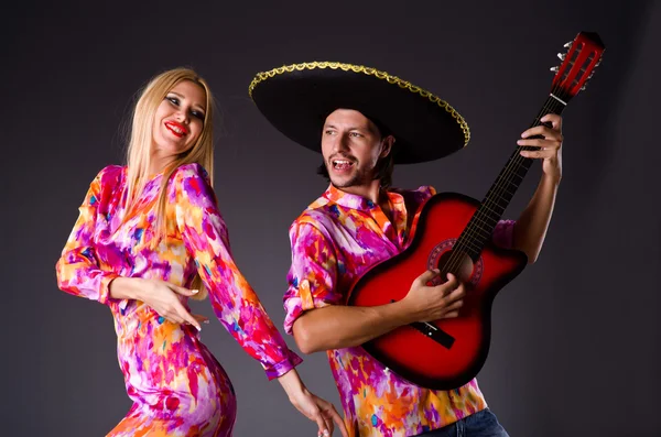 İspanyol çift gitar çalıyor ve dans ediyor. — Stok fotoğraf