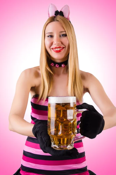 Camarera joven con cerveza —  Fotos de Stock