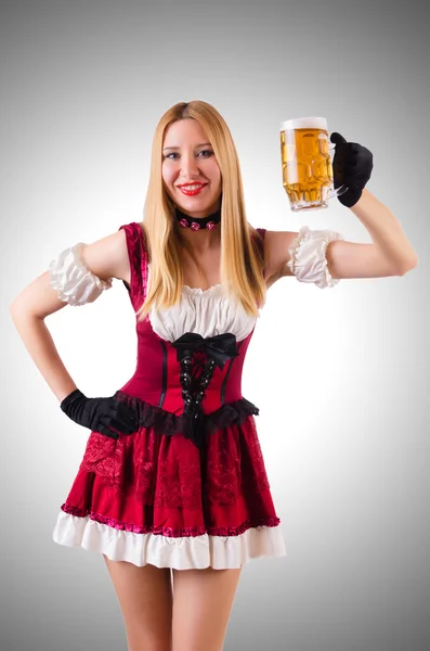 Mladá servírka s pivem na bílém — Stock fotografie