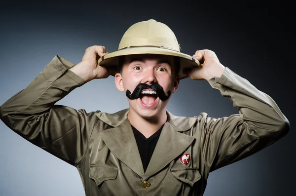 Hombre en sombrero de safari en concepto de caza — Foto de Stock