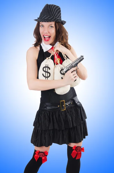 Kvinnogangster med pistol och pengar — Stockfoto