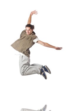 Genç adam dans ediyor.