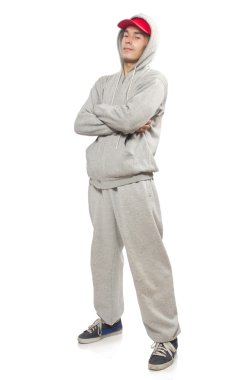 Genç adam dans ediyor.