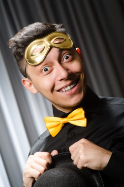 Tiyatro maskesiyle komik bir kavram.