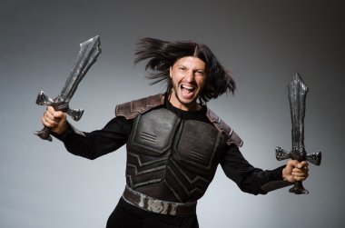 Karanlık arka planda kılıçlı kızgın bir şövalye