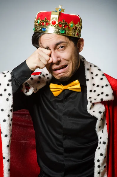 Fogantatás vicces ember visel koronát — Stock Fotó