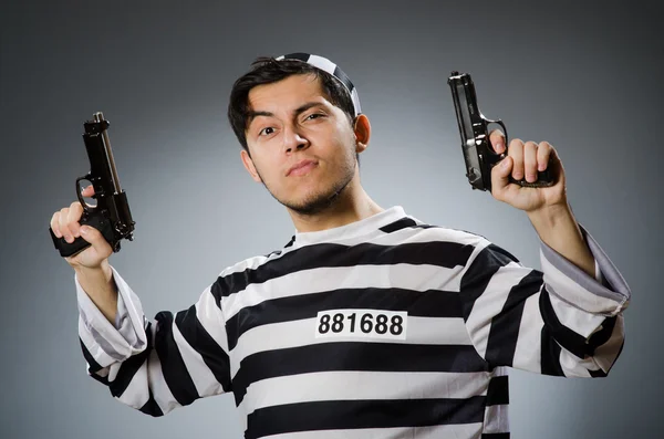 Prisioneiro engraçado com arma — Fotografia de Stock