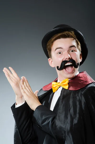 Magicien drôle avec baguette et chapeau — Photo