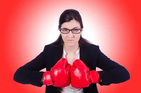 Женщина в боксёрских перчатках — стоковое фото