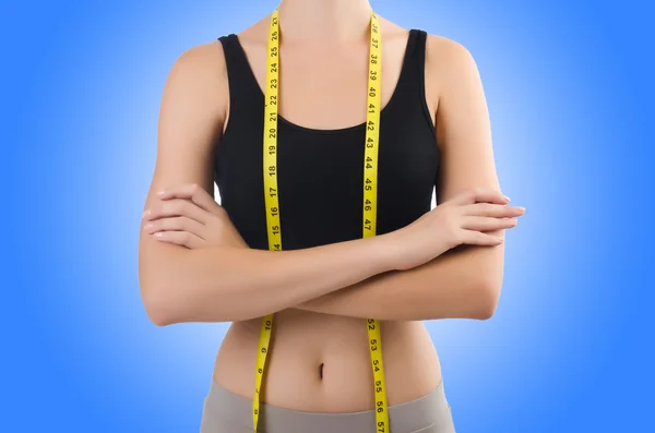 Chica joven con centímetro en concepto de dieta —  Fotos de Stock
