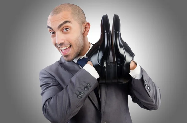 Homem com escolha de sapatos — Fotografia de Stock