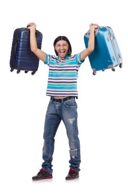 Genç adam beyaz bavullarla seyahat ediyor.